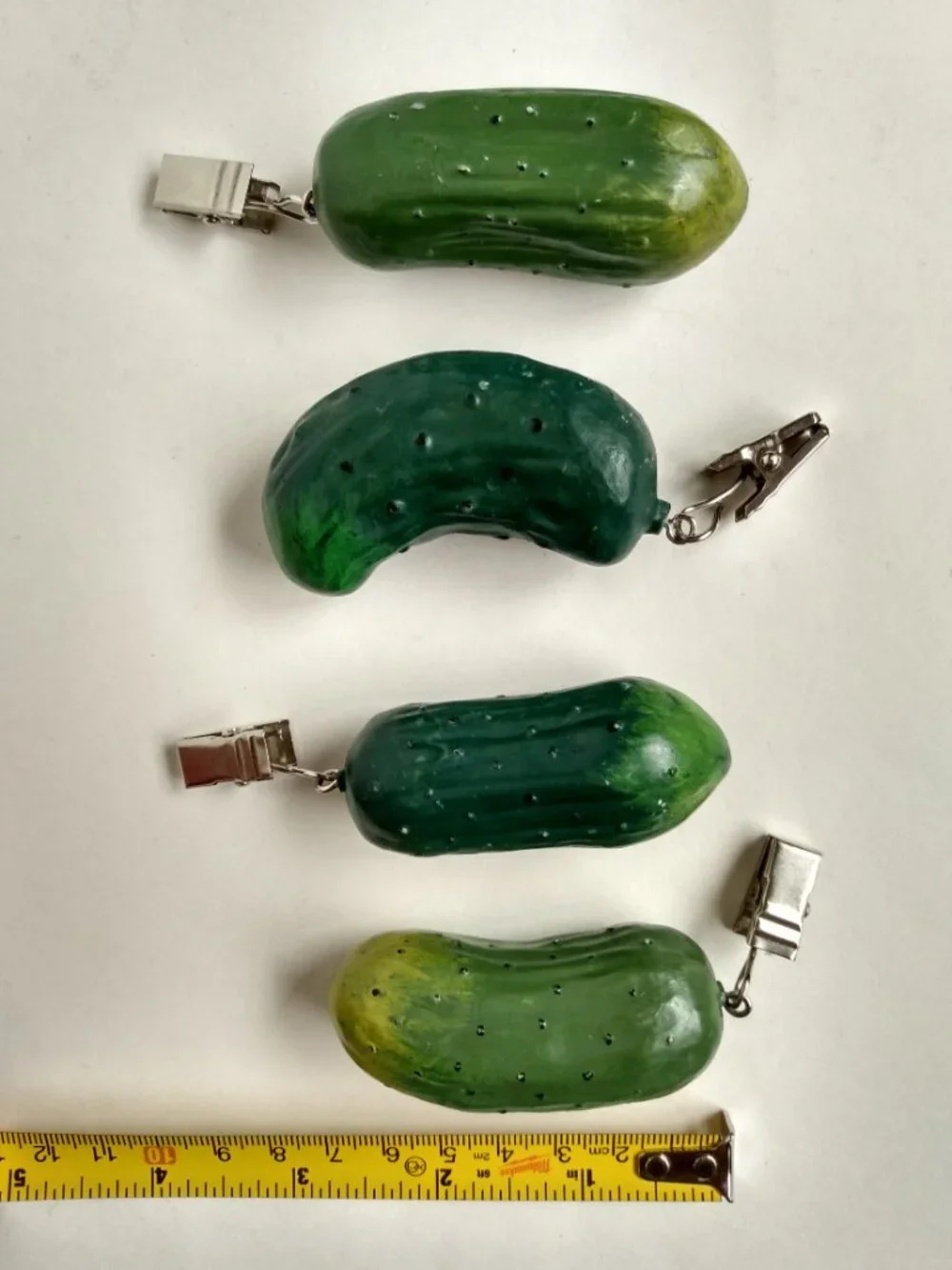 Green Pickles Cucumbers Set 4 pieces Picnic Tablecloth Weights Clips Resin EUC